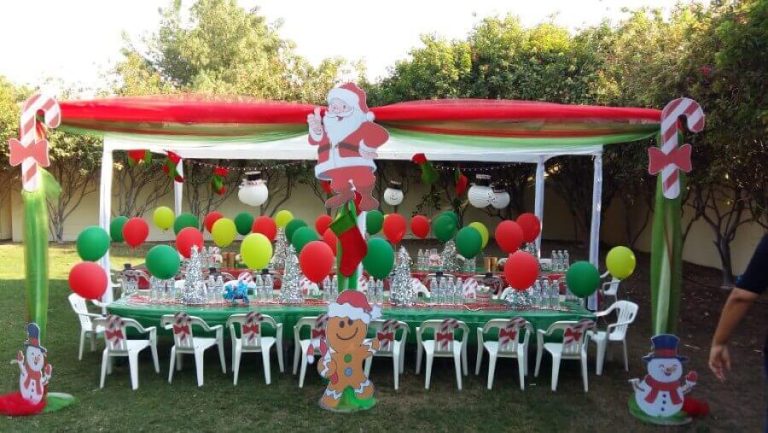 Outdoor Christmas Party Balloon Decor