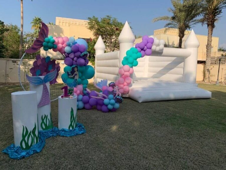 Outdoor Mermaid Party Balloon Decor